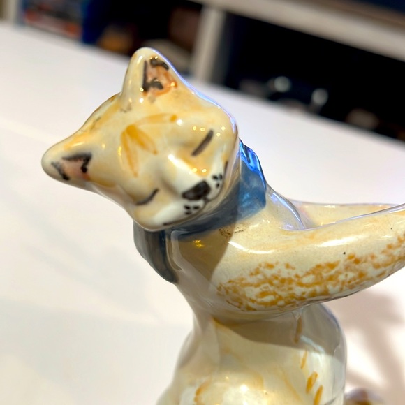 Louisville stoneware cat holding flower - Picture 5 of 10